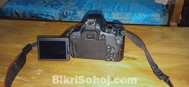 Canon 800D With Tripod & extra Battery.